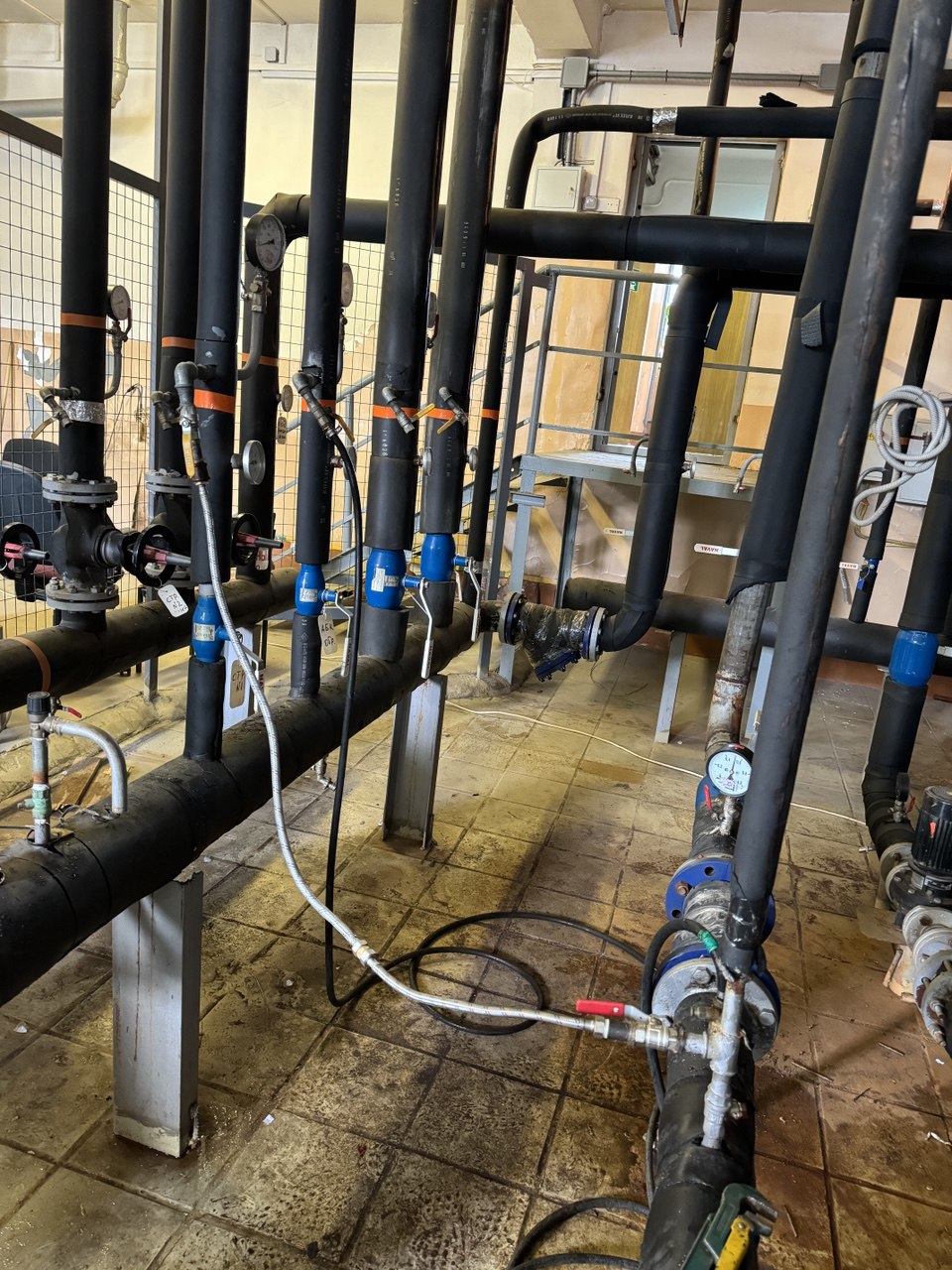 Трубопроводы ИТП с манометрами, запорной арматурой и элементами учета