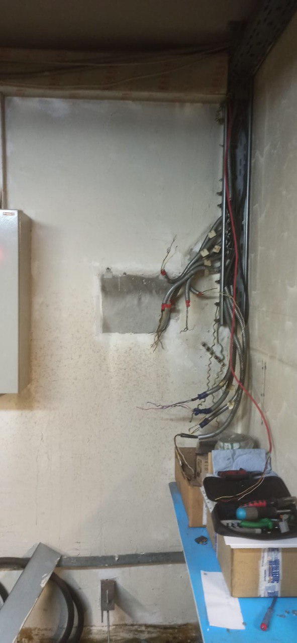 Электромонтажные работы в ИТП: разводка проводов в гофре, электрощиток в Москве
