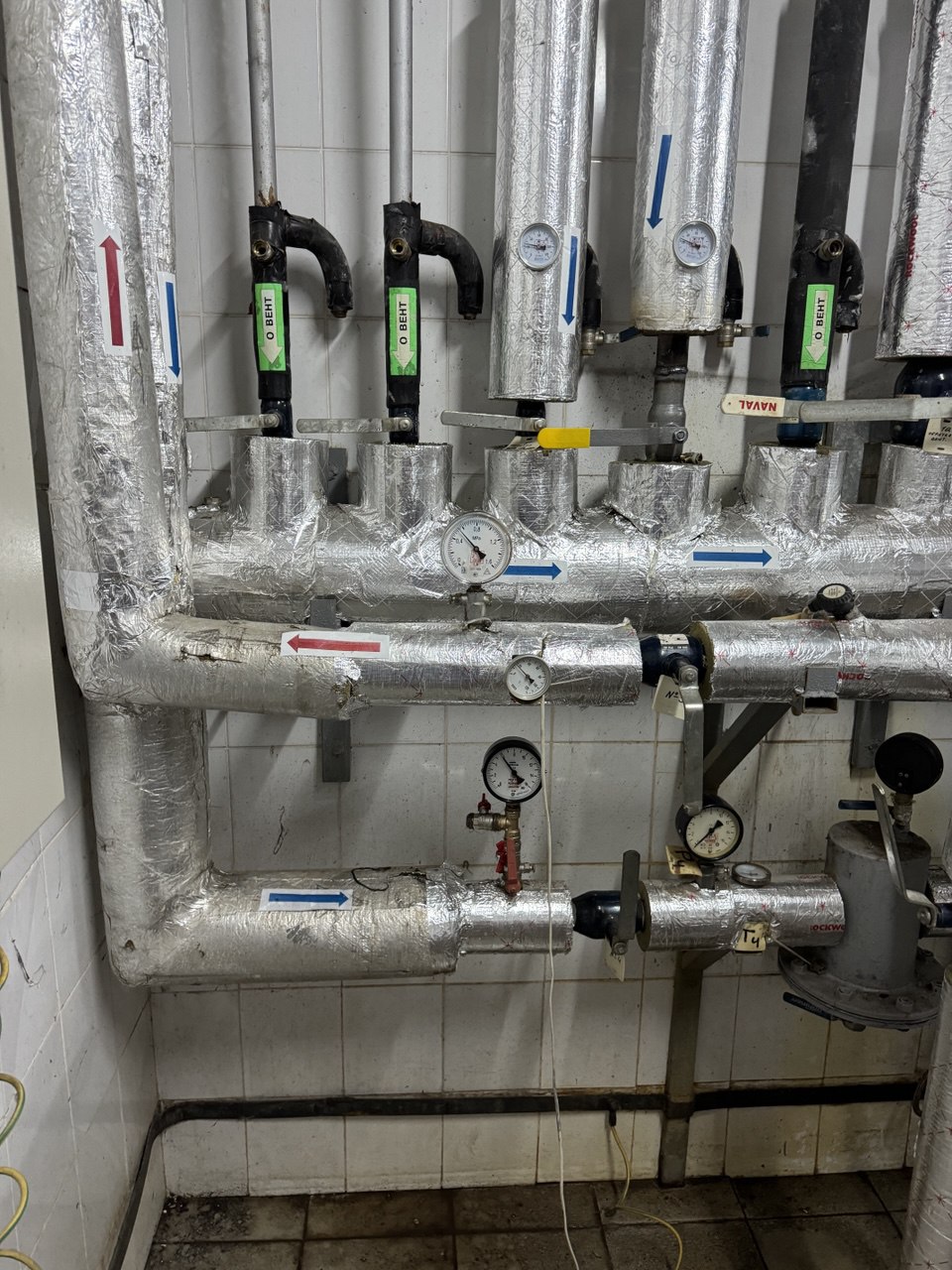 Распределительный коллектор ИТП с трубопроводами и запорной арматурой в Москве